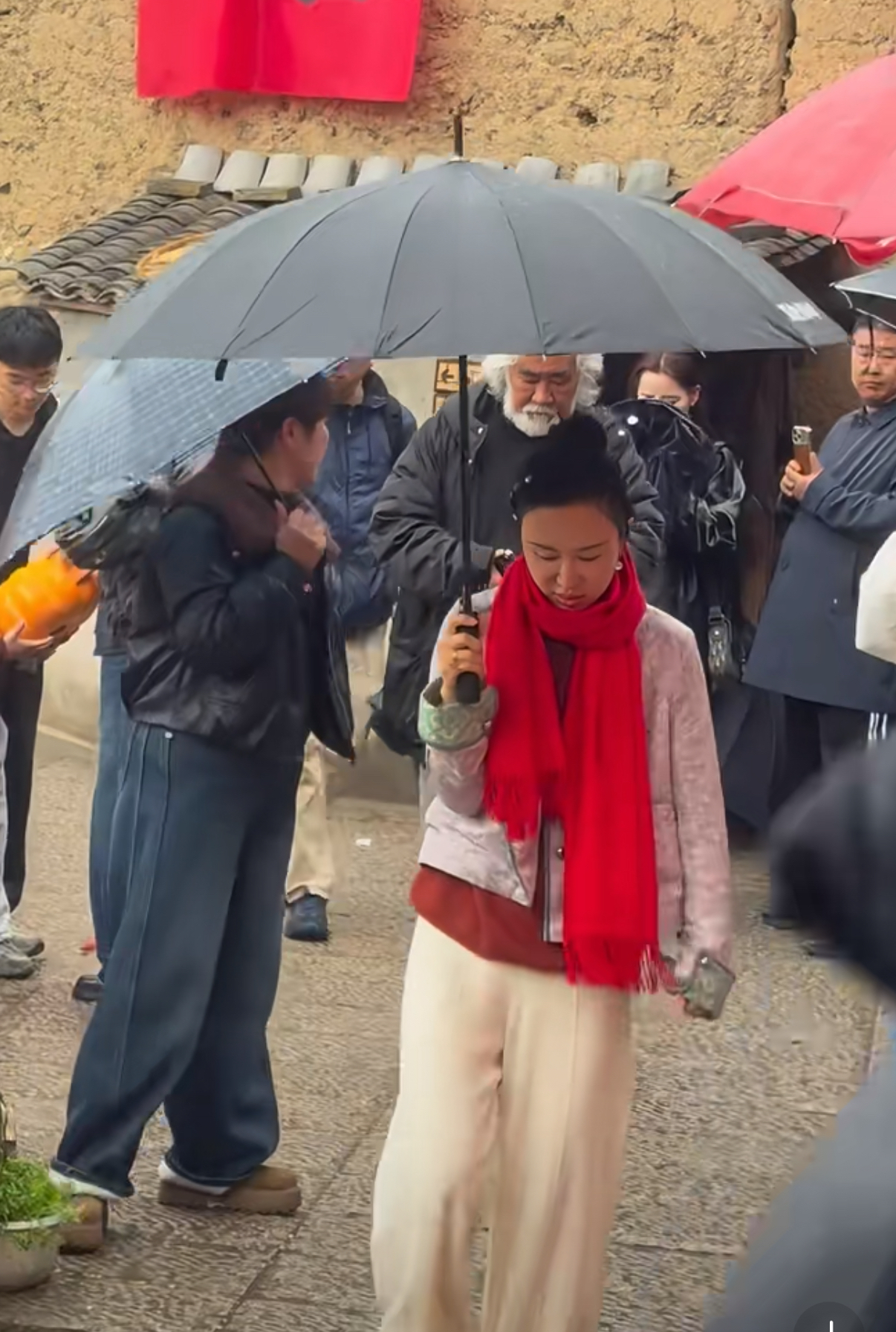 娶小31歲嫩妻！74歲名導「岳母首次曝光」　網一看合照「以為是老夫老妻」：老婆像女兒... 