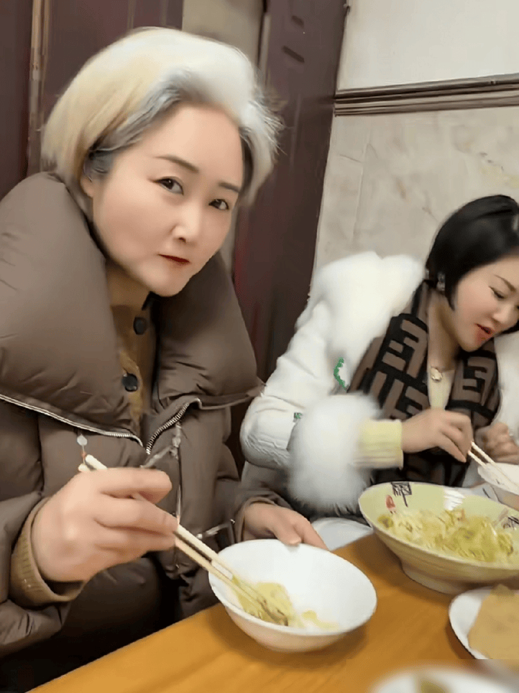 娶小31歲嫩妻！74歲名導「岳母首次曝光」　網一看合照「以為是老夫老妻」：老婆像女兒... 