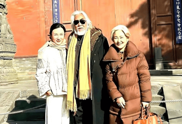 娶小31歲嫩妻！74歲名導「岳母首次曝光」　網一看合照「以為是老夫老妻」：老婆像女兒... 