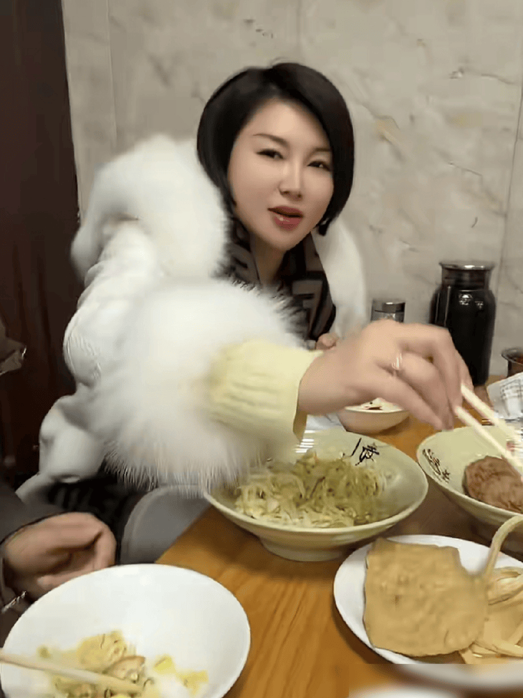 娶小31歲嫩妻！74歲名導「岳母首次曝光」　網一看合照「以為是老夫老妻」：老婆像女兒... 