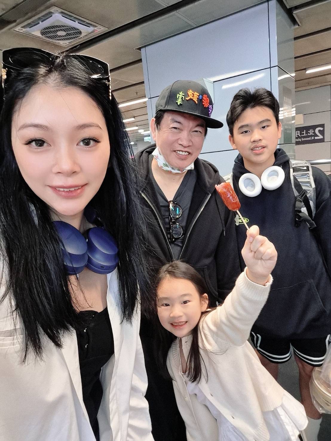 希望再有個女兒！康康淚曝「老婆2度流產」　認晚婚生子「骨刺不敢開刀」苦撐養家