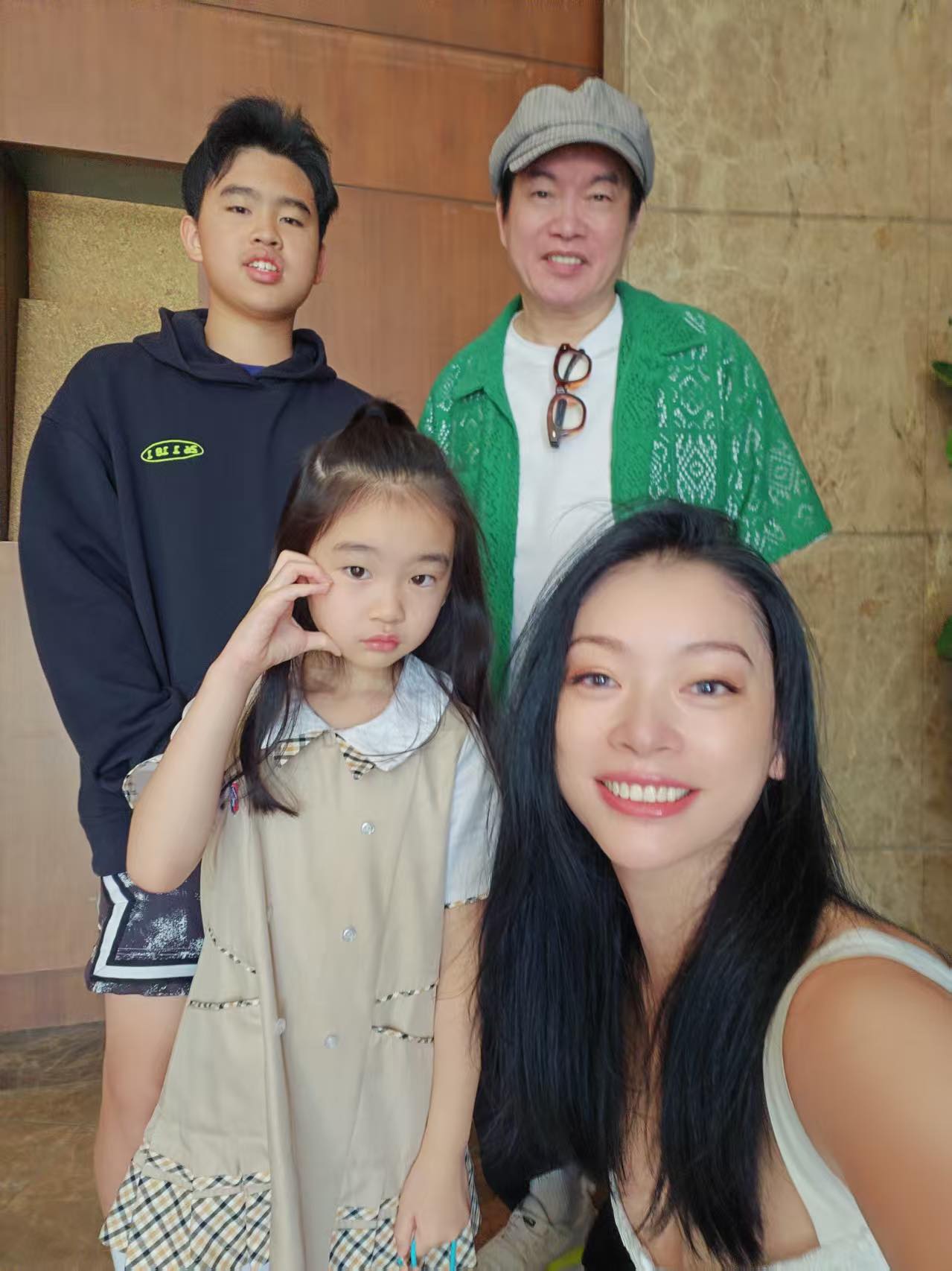 希望再有個女兒！康康淚曝「老婆2度流產」　認晚婚生子「骨刺不敢開刀」苦撐養家