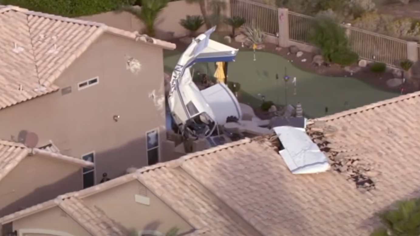 飛機驚傳「墜落民宅」！機身直插進去「扭曲成廢鐵」狀況曝光