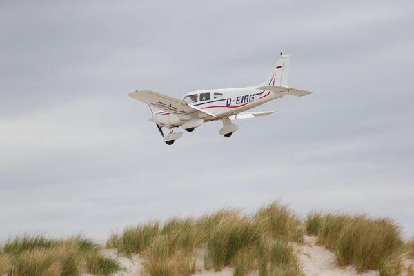 飛機驚傳「墜落民宅」！機身直插進去「扭曲成廢鐵」狀況曝光