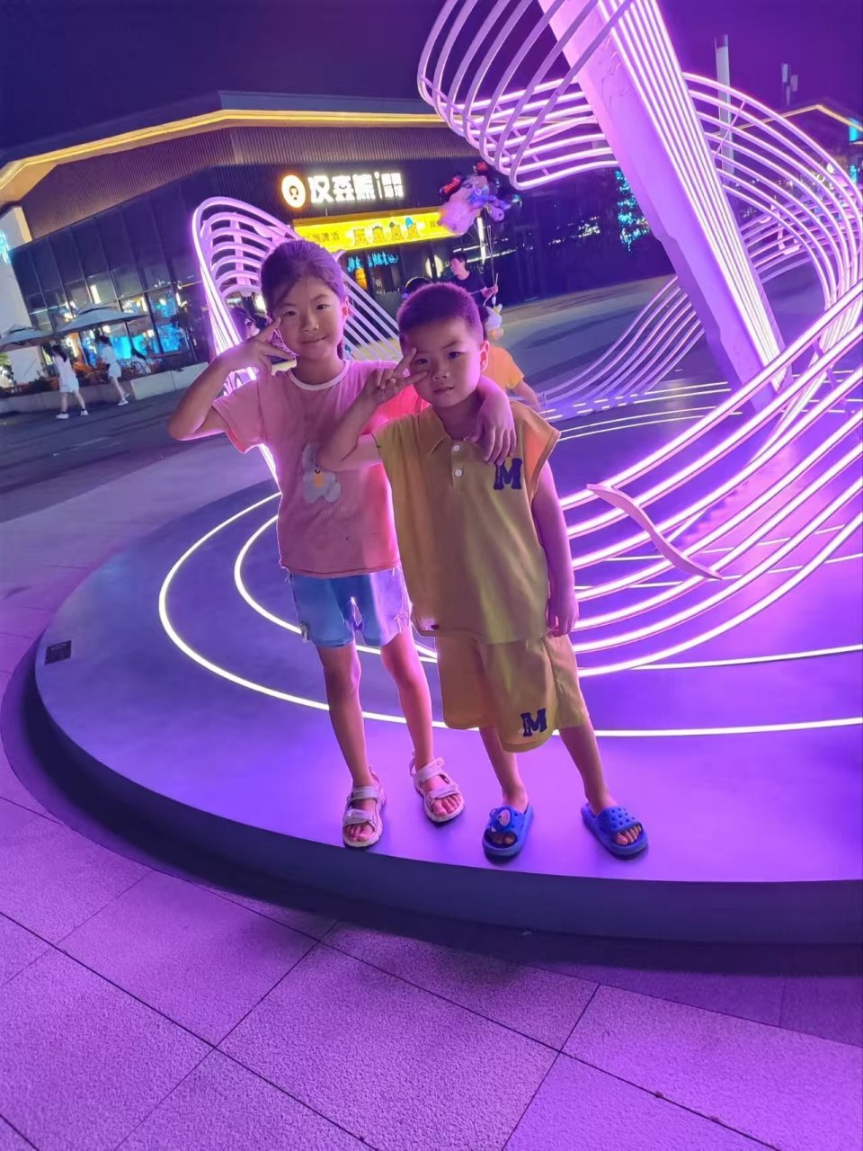 雙親外地工作！10歲女童突然「拿出805元壓歲錢」　一旁手寫信「讓父母瞬間淚崩」：虧欠太多了...