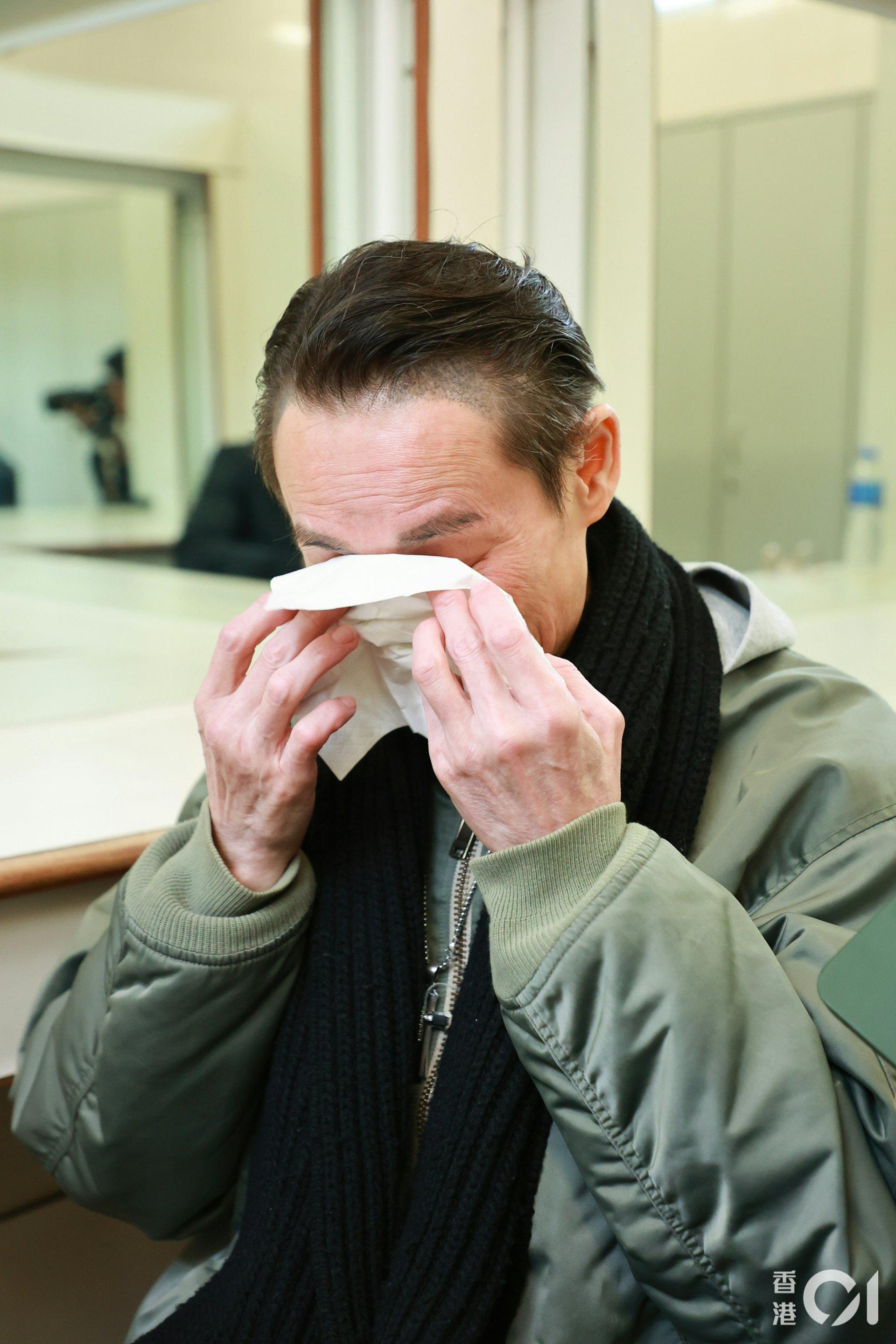 53歲資深男星「老婆爆身亡」！痛哭拄拐杖「出現幻覺」暴瘦現身