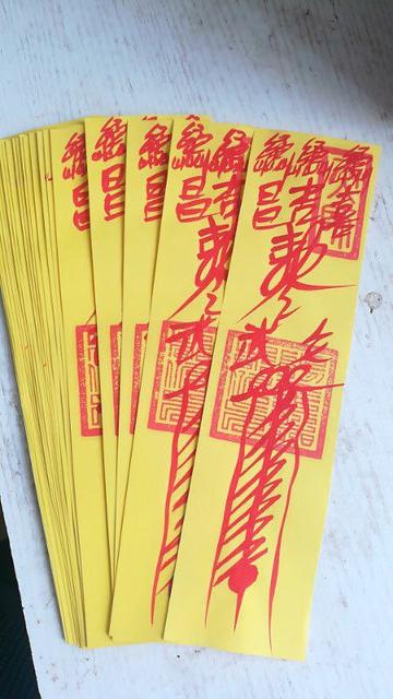 門口被貼不知名符咒！他嚇壞問「能直接撕掉嗎？」　釣出「殯葬業者解答」揭用途：遇到好鄰居