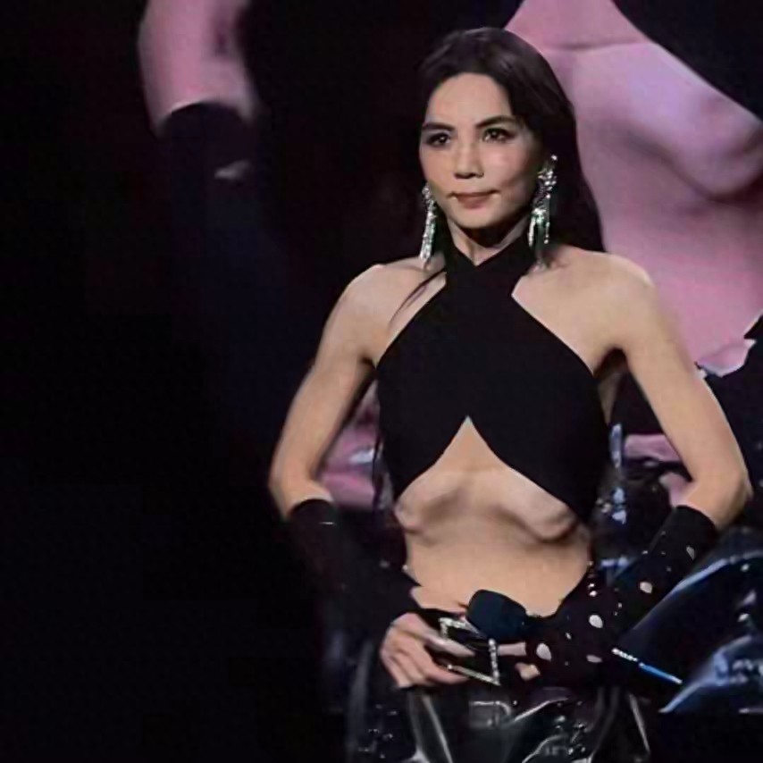 極度自律？44歲Ella驕傲秀「極致真空腹」登熱搜　2派網友吵翻「轟製造焦慮」專家揭真相