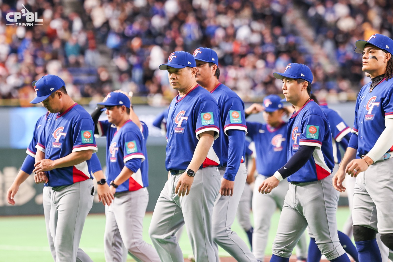 棒球場上動容一幕！這國家「披台灣國旗上場」　百萬人淚崩：「不能拿國旗，我們幫你！」