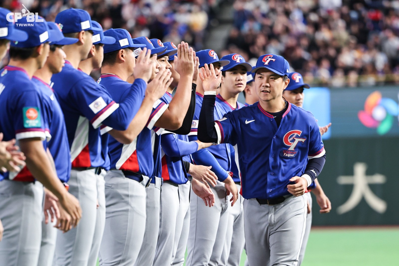 棒球場上動容一幕！這國家「披台灣國旗上場」　百萬人淚崩：「不能拿國旗，我們幫你！」