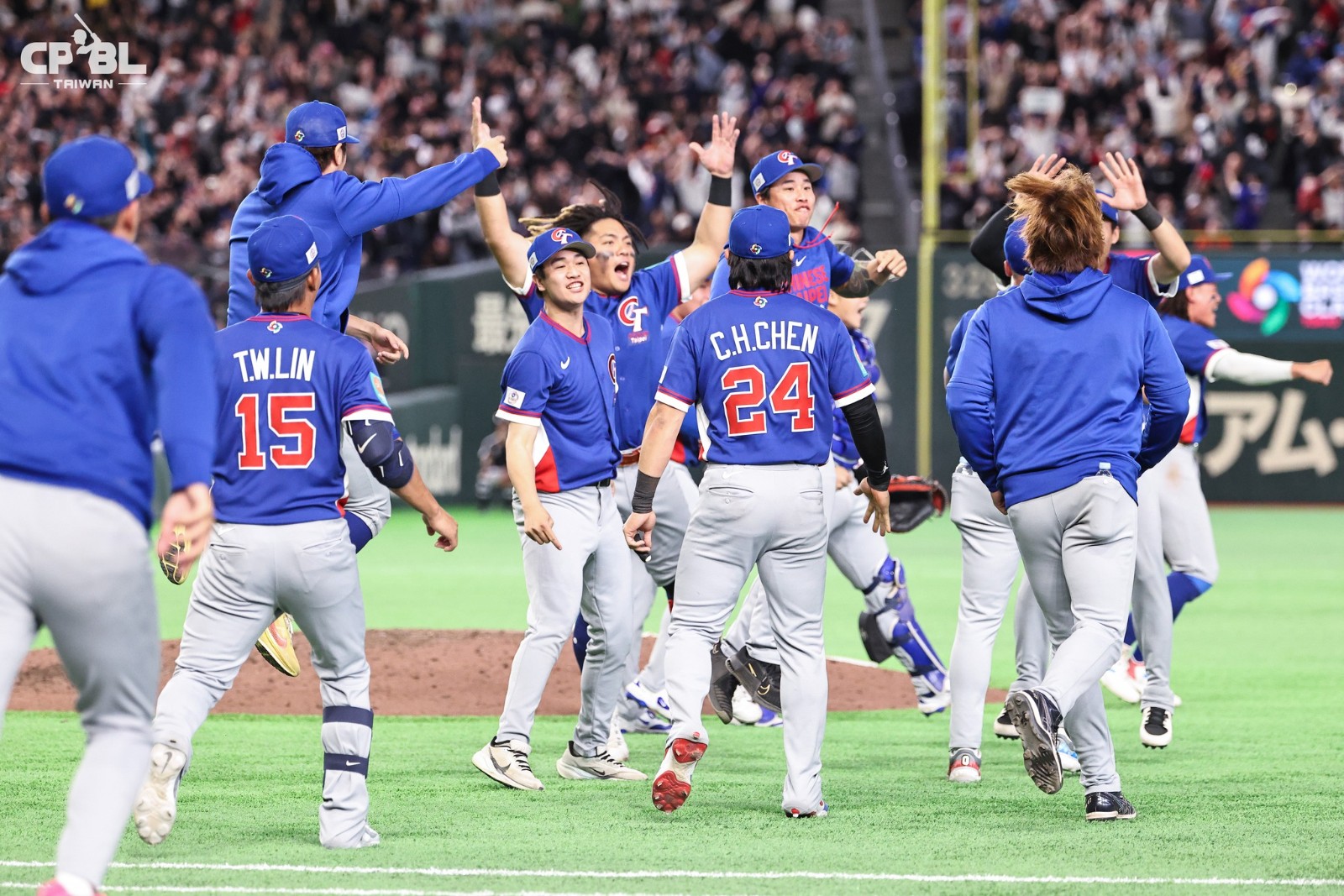 棒球場上動容一幕！這國家「披台灣國旗上場」　百萬人淚崩：「不能拿國旗，我們幫你！」