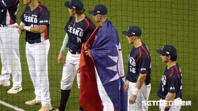棒球場上動容一幕！這國家「披台灣國旗上場」　百萬人淚崩：「不能拿國旗，我們幫你！」