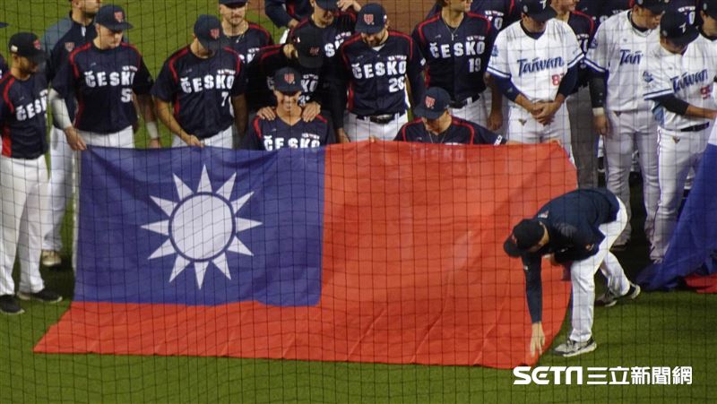 棒球場上動容一幕！這國家「披台灣國旗上場」　百萬人淚崩：「不能拿國旗，我們幫你！」