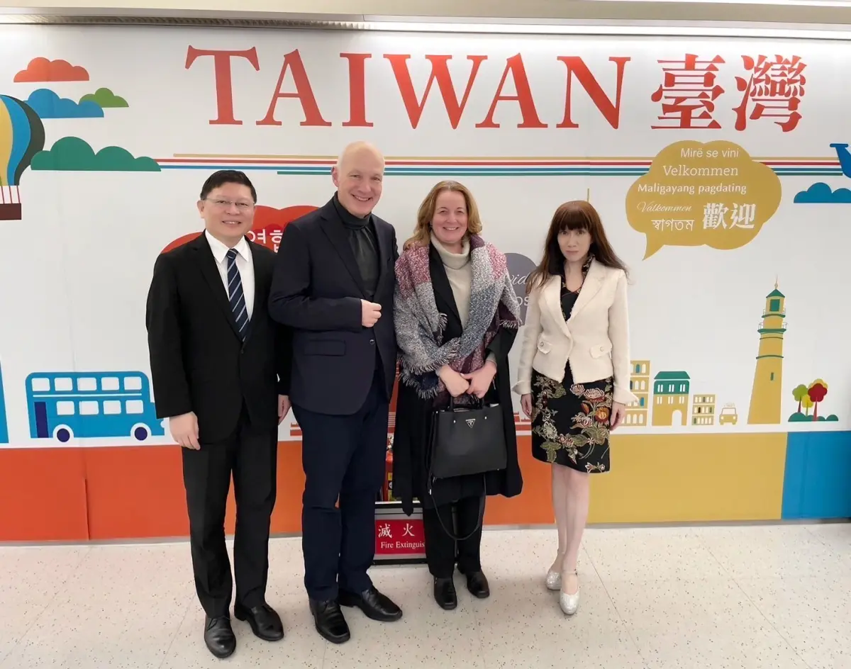 棒球場上動容一幕！這國家「披台灣國旗上場」　百萬人淚崩：「不能拿國旗，我們幫你！」