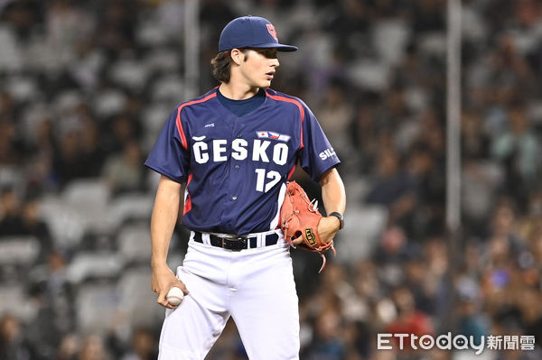 棒球場上動容一幕！這國家「披台灣國旗上場」　百萬人淚崩：「不能拿國旗，我們幫你！」