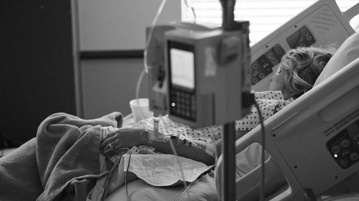 當親女兒疼惜!媳婦罹怪病「智力停留在5歲」 她為1句話「貼身照顧17年」被封最美婆婆