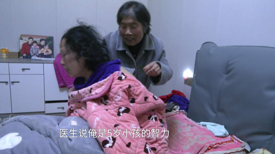 當親女兒疼惜!媳婦罹怪病「智力停留在5歲」 她為1句話「貼身照顧17年」被封最美婆婆