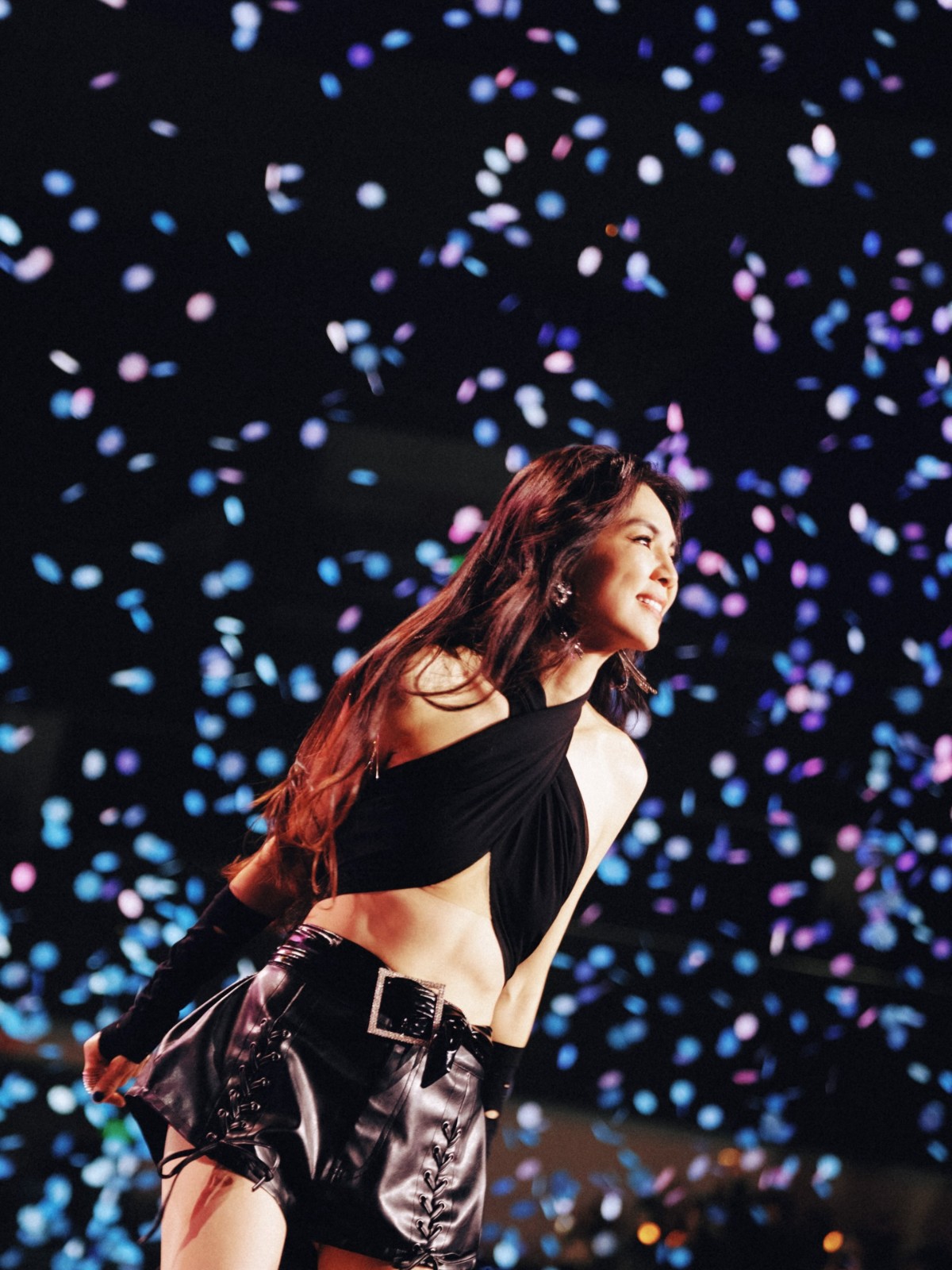 極度自律？44歲Ella驕傲秀「極致真空腹」登熱搜　2派網友吵翻「轟製造焦慮」專家揭真相