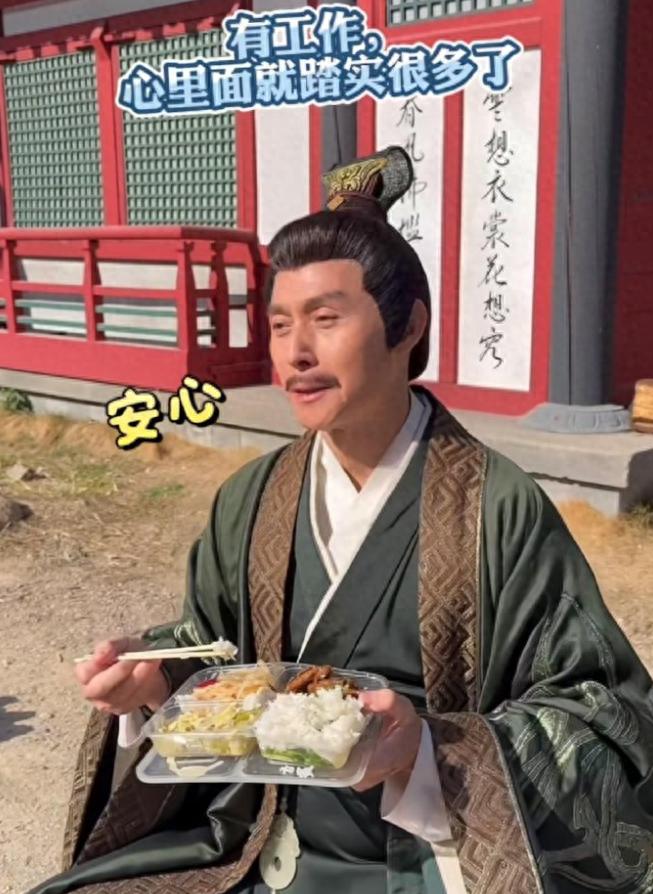 昔日金牌綠葉！70歲資深老戲骨「被拍路邊站著吃便當」　連桌椅都沒笑喊：「還有工作就踏實...」