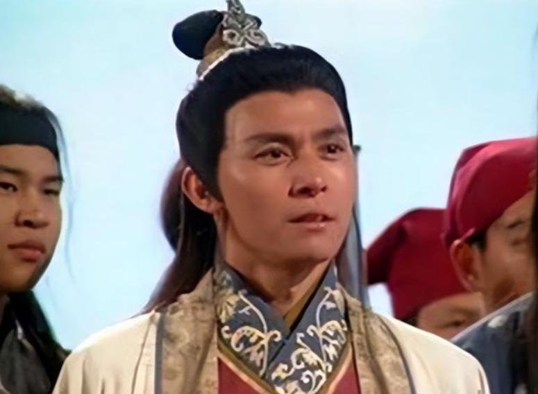 昔日金牌綠葉！70歲資深老戲骨「被拍路邊站著吃便當」　連桌椅都沒笑喊：「還有工作就踏實...」