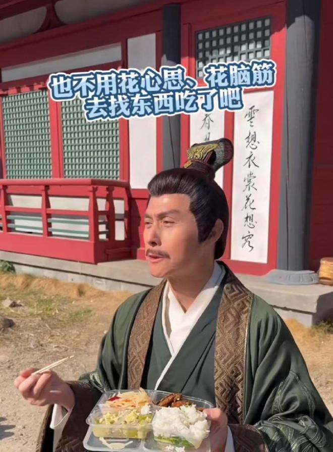 昔日金牌綠葉！70歲資深老戲骨「被拍路邊站著吃便當」　連桌椅都沒笑喊：「還有工作就踏實...」