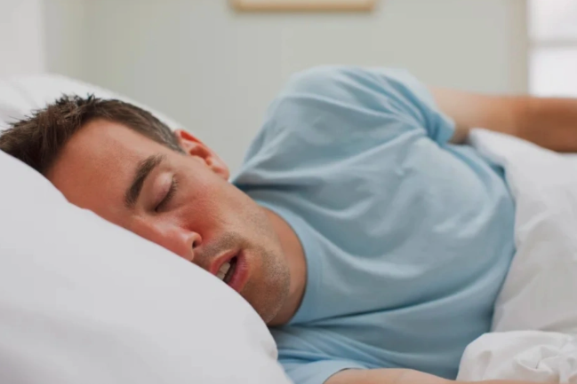 早上枕頭濕一片？睡覺「總流口水」的人別小看　醫警告「被這種病盯上了」