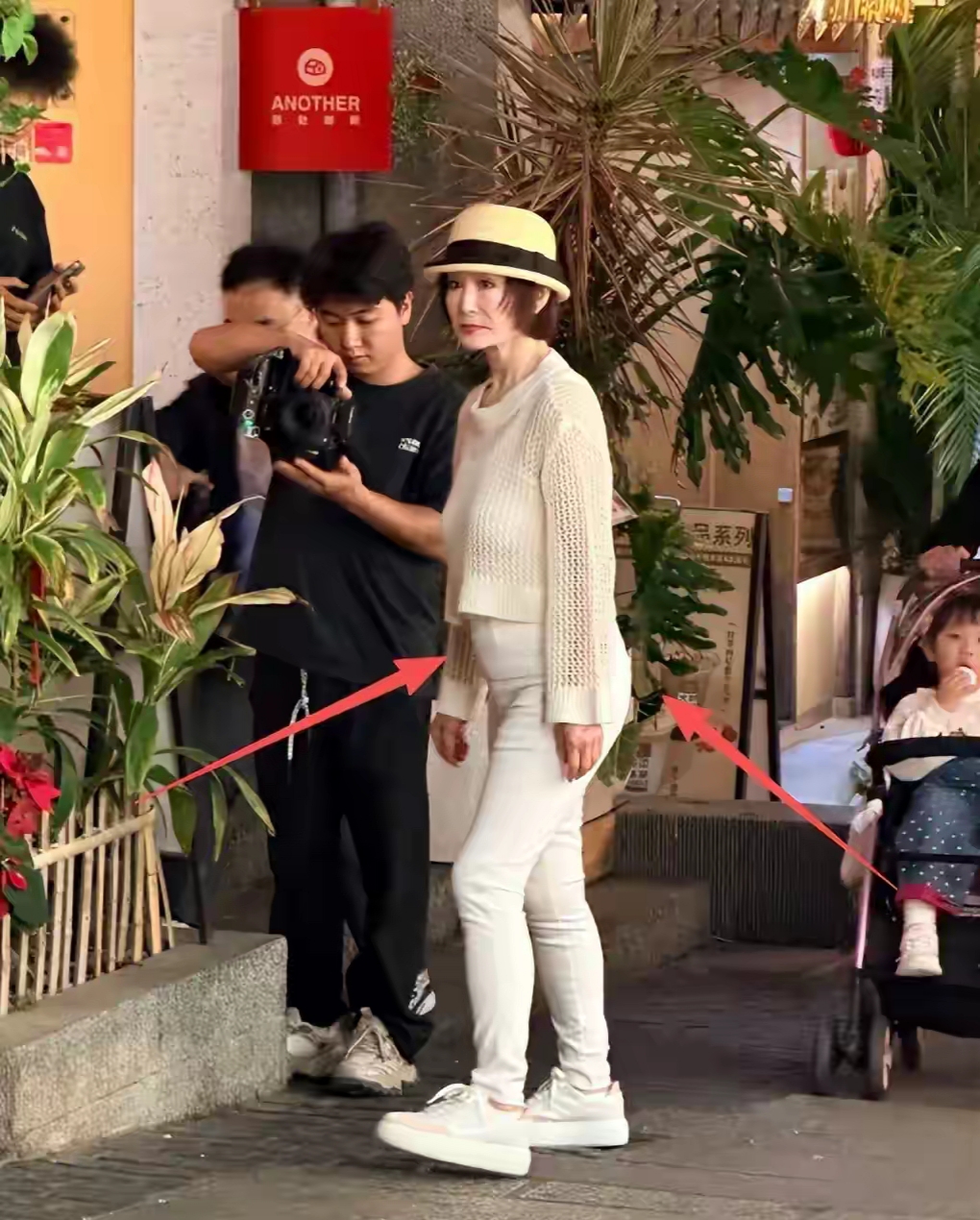 事業風光情路坎坷！77歲女神「渣夫出軌還求復合」　她單身至今「被偶遇驚天一幕」：根本反人類