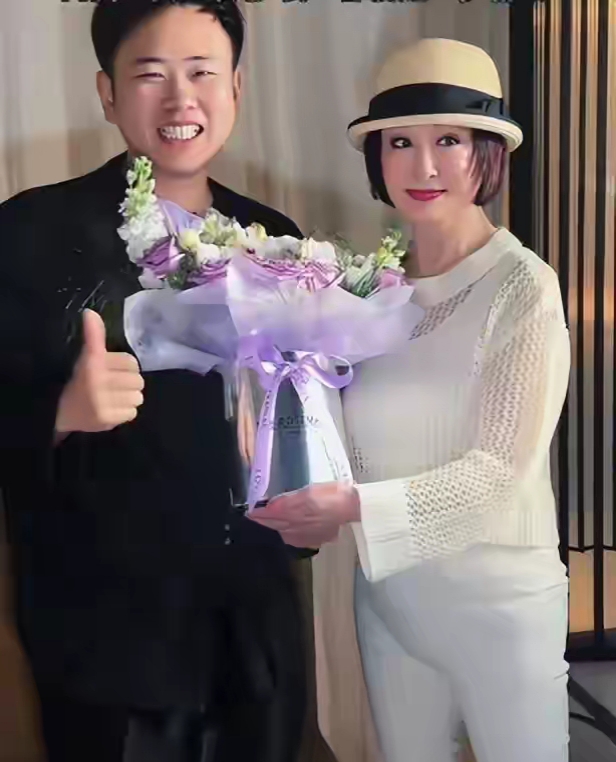 事業風光情路坎坷！77歲女神「渣夫出軌還求復合」　她單身至今「被偶遇驚天一幕」：根本反人類