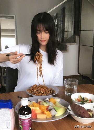 明明吃相同食物！研究證實「越晚進食會越胖」　醫警告「超過一時段」發福機率飆2.1倍