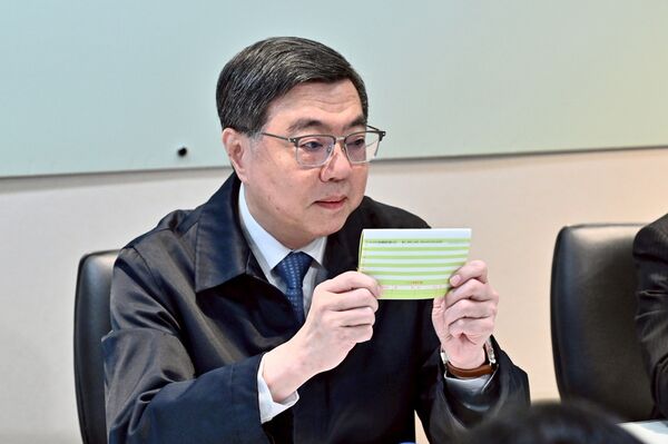 卓榮泰曬包機單據！網驚「來回只要208萬？」　20前機師「曝市場價格」