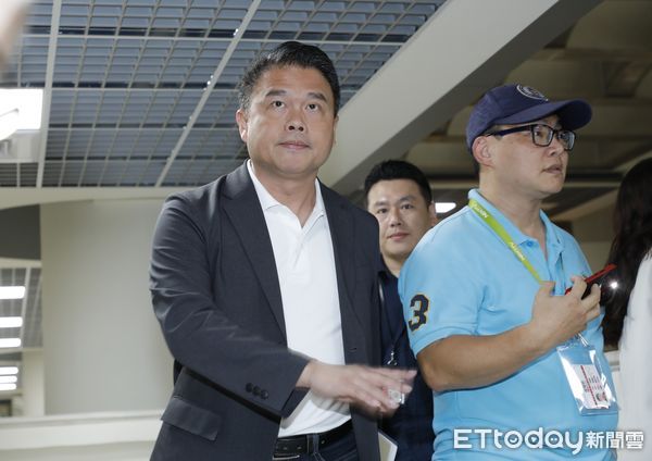 卓榮泰曬包機單據！網驚「來回只要208萬？」　20前機師「曝市場價格」