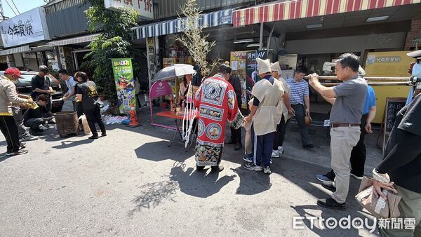 幫家人買消夜！高雄43歲三寶媽「當街身亡」　3幼子跪地招魂「生前最後簡訊惹淚」