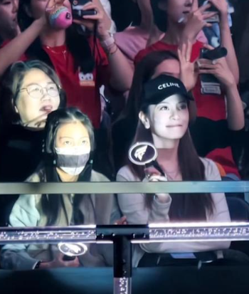 周渝民女兒9歲了!現身演唱會「神基因太驚艷」 跟媽媽「親民合照」網驚:好像爸爸