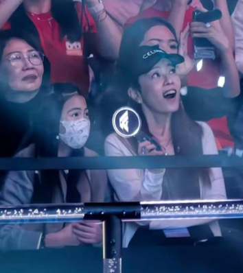 周渝民女兒9歲了!現身演唱會「神基因太驚艷」 跟媽媽「親民合照」網驚:好像爸爸