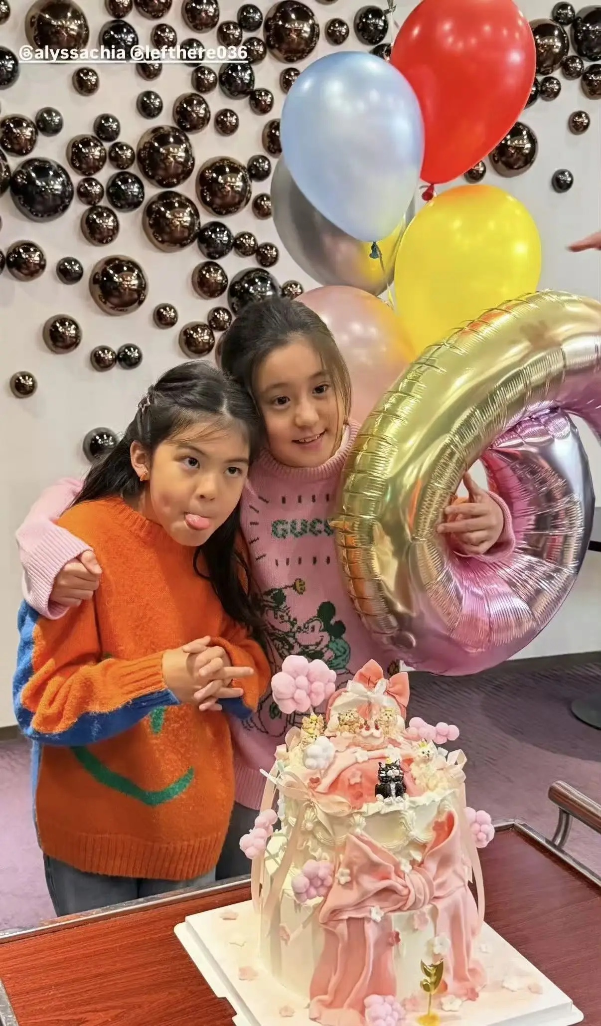 波妞9歲了！賈靜雯為她慶生「一家人全到齊」　招牌暴牙消失「長大近照太驚艷」網讚：是3姐妹最美