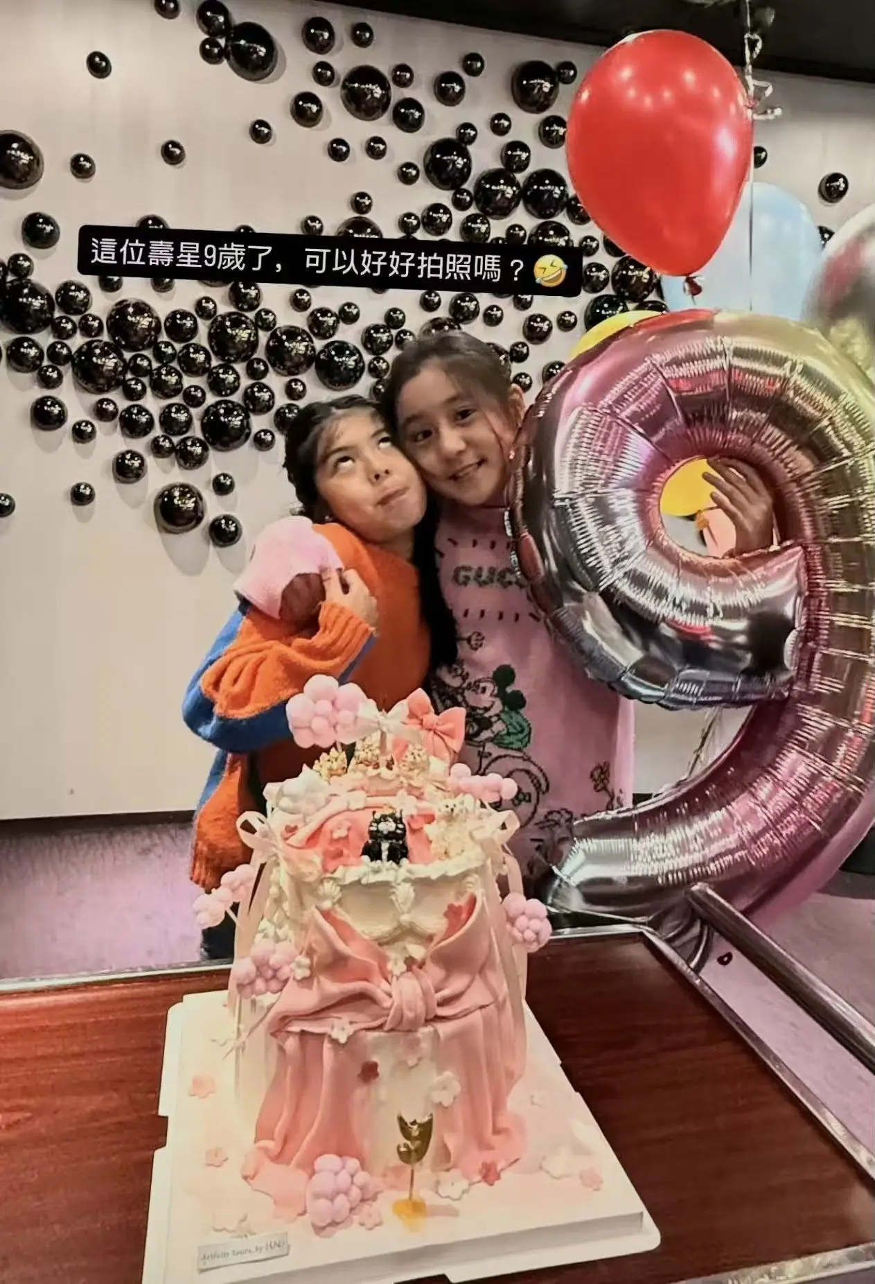 波妞9歲了！賈靜雯為她慶生「一家人全到齊」　招牌暴牙消失「長大近照太驚艷」網讚：是3姐妹最美