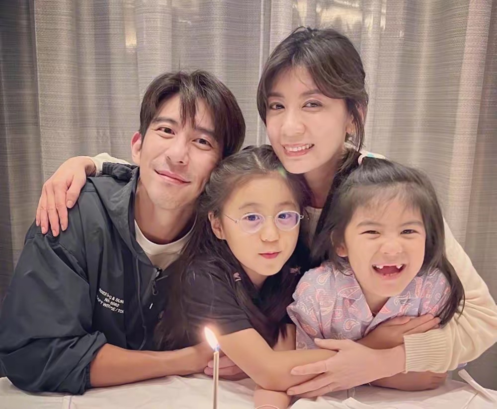 波妞9歲了！賈靜雯為她慶生「一家人全到齊」　招牌暴牙消失「長大近照太驚艷」網讚：是3姐妹最美