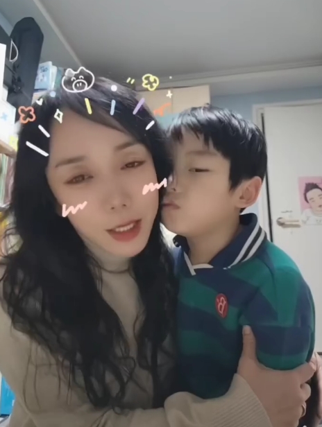 44歲高齡產子!資深女星淚曝「兒子自閉+智能障礙」 用愛等來奇蹟「竟養成天才」