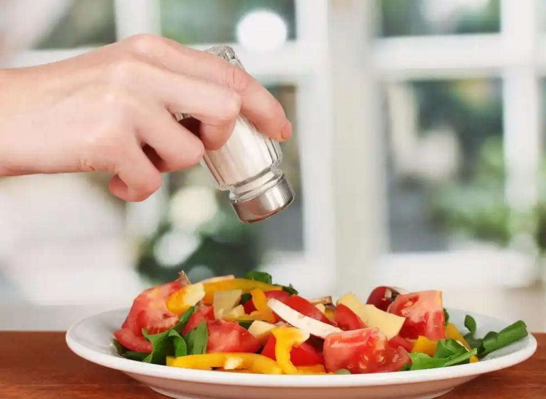 從此做菜不加鹽!55歲阿姨驗出高血壓後「飲食都超清淡」 回診卻傻了醫愣:「這3白要少吃」