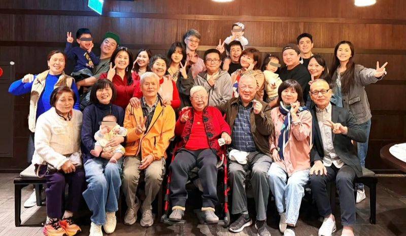 放話拼2胎！44歲Selina甜蜜「同框小7歲男友」　把兒子扛肩上「她一巧妙動作」網嗨翻：太可疑...