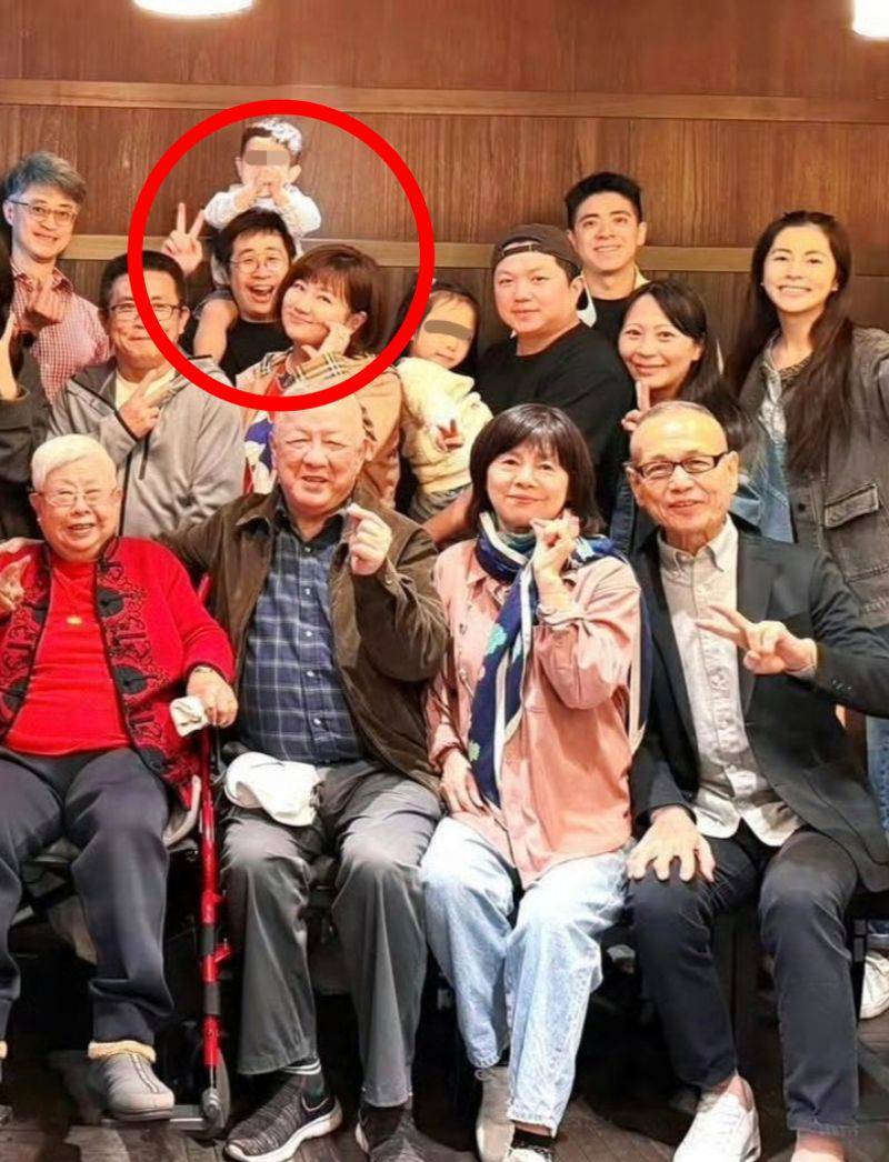 放話拼2胎！44歲Selina甜蜜「同框小7歲男友」　把兒子扛肩上「她一巧妙動作」網嗨翻：太可疑...