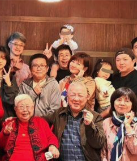 放話拼2胎！44歲Selina甜蜜「同框小7歲男友」　把兒子扛肩上「她一巧妙動作」網嗨翻：太可疑...