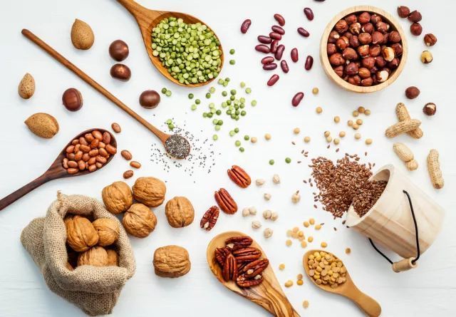 還未滿40歲白髮就狂冒！營養師揭「不是老化造成」　點名「缺6大營養素」吃對頭髮就能黑回來