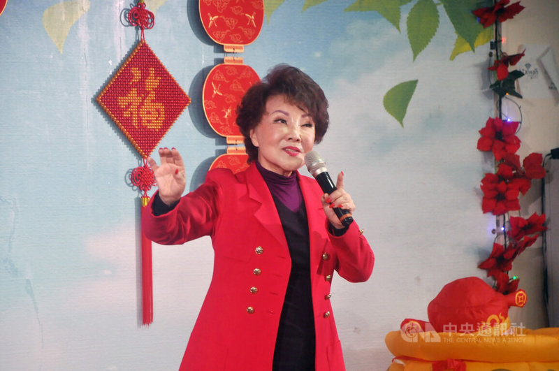 插管後奇蹟康復！資深歌后「跪拜105歲人瑞母」謝養育恩　曝養生「長壽3關鍵」過百歲仍勇健