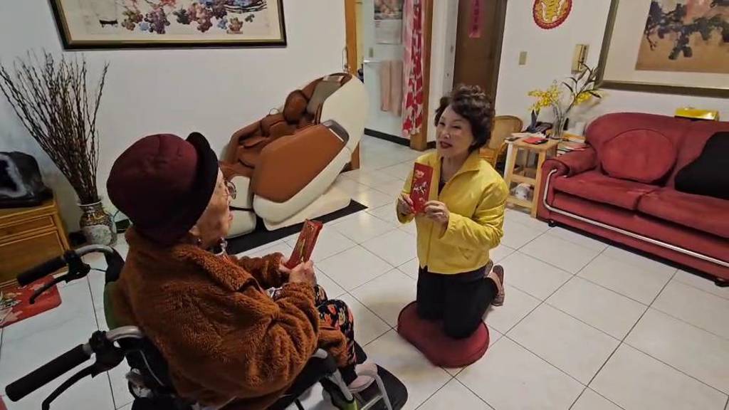 插管後奇蹟康復！資深歌后「跪拜105歲人瑞母」謝養育恩　曝養生「長壽3關鍵」過百歲仍勇健