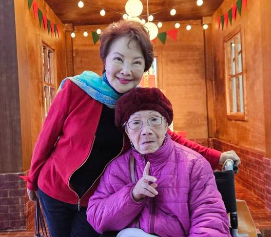插管後奇蹟康復！資深歌后「跪拜105歲人瑞母」謝養育恩　曝養生「長壽3關鍵」過百歲仍勇健