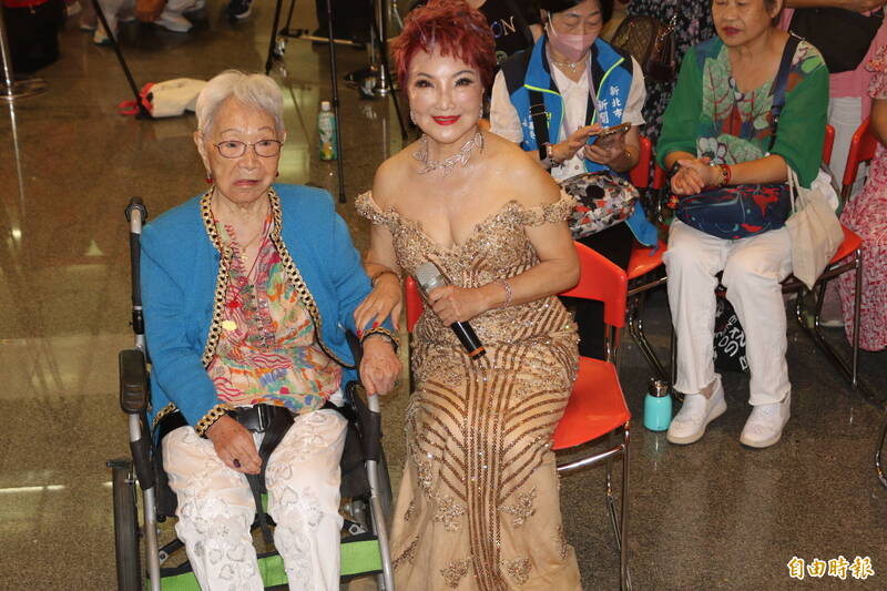 插管後奇蹟康復！資深歌后「跪拜105歲人瑞母」謝養育恩　曝養生「長壽3關鍵」過百歲仍勇健