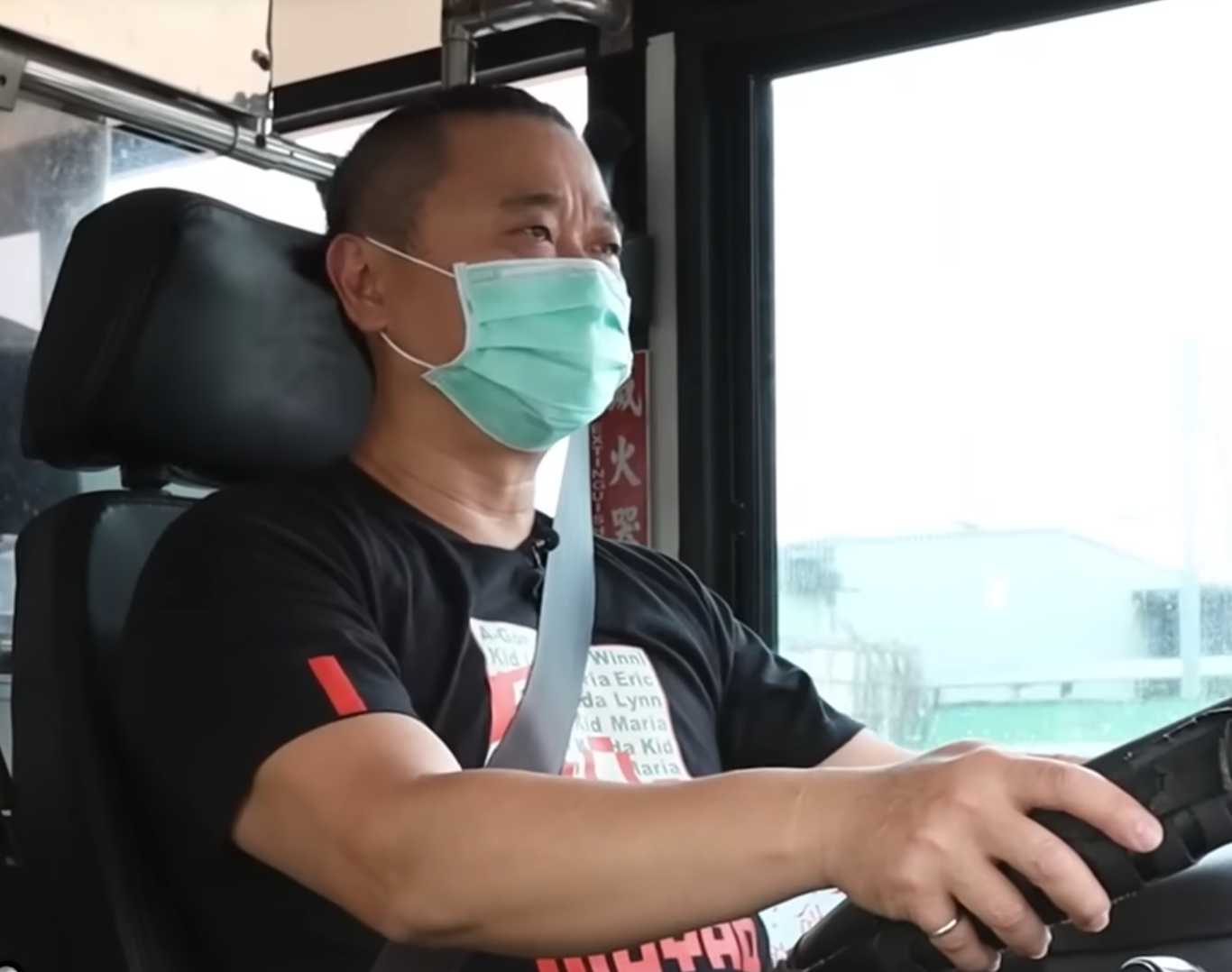 演藝工作不做了？60歲綜藝一哥「被目擊改行開公車」　上路1狀況「遭黃鐙輝狂酸」：在家休息就好