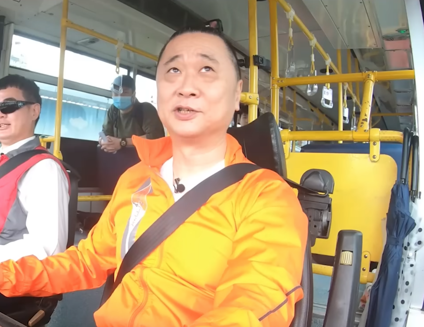 演藝工作不做了？60歲綜藝一哥「被目擊改行開公車」　上路1狀況「遭黃鐙輝狂酸」：在家休息就好