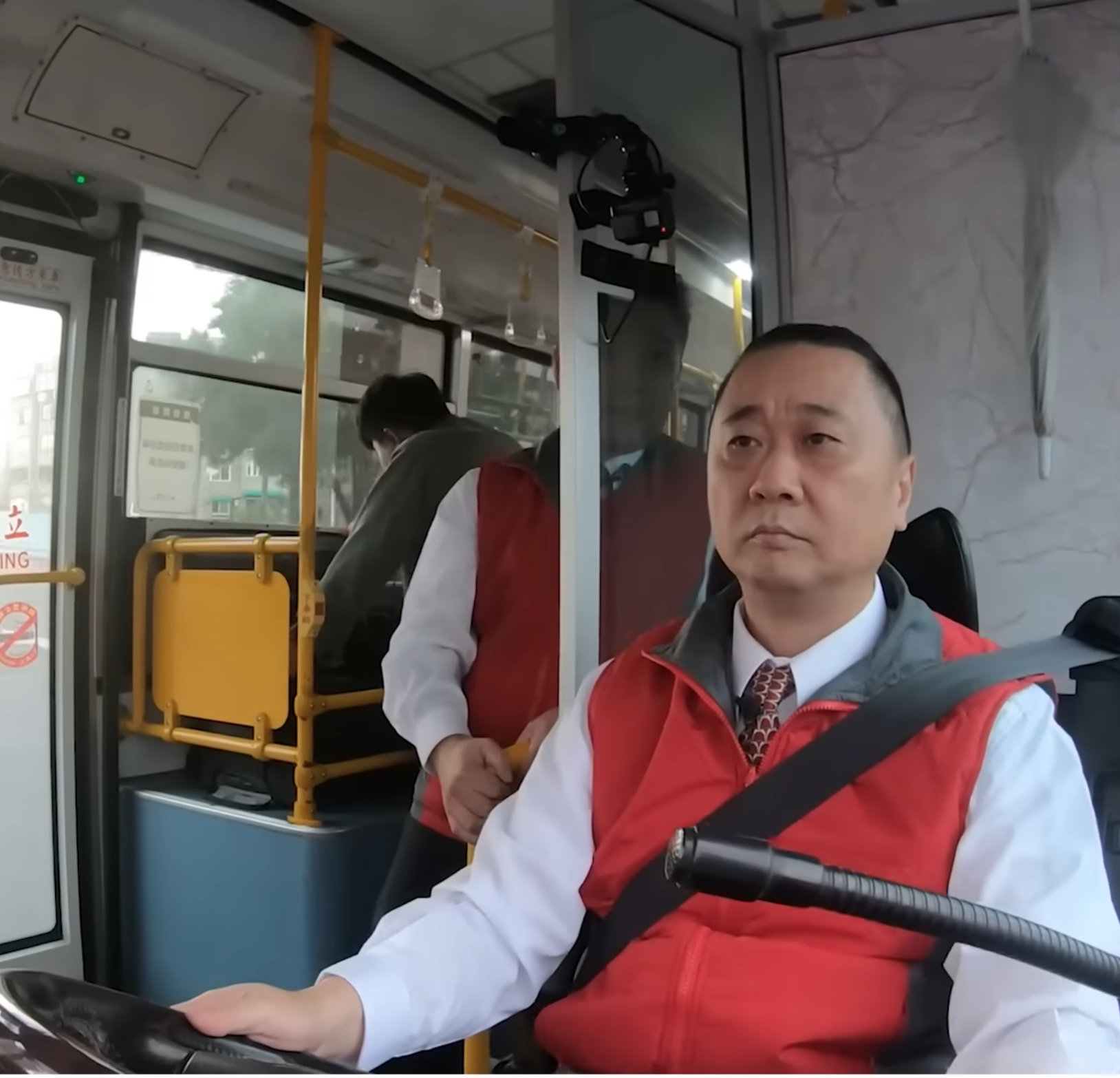 演藝工作不做了？60歲綜藝一哥「被目擊改行開公車」　上路1狀況「遭黃鐙輝狂酸」：在家休息就好